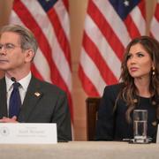 Finansminister Scott Bessent och inrikesminister Kristi Noem.