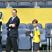 Arkivbild från början av juni: Prins Daniel och prins Oscar på plats när svenska herrlandslaget i fotboll tränar på Strawberry arena inför träningslandskamp mot Grekland.