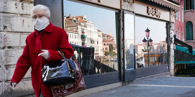 Italiensk kvinna med ansiktsmask. Andrew Medichini / TT NYHETSBYRÅN