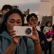En taiwanesisk soldat under en övning mot ett kinesiskt anfall, 2023/Besökare under en flaggceremoni i Taipei, 2024.