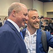 Arkivbild. Greg Abel med Berkshire-ägare vid stämman i Omaha 2024.