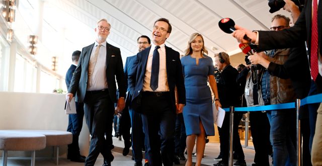 Ulf Kristersson (M) med partiledarna för övriga partier i regeringsunderlaget. Jessica Gow/TT