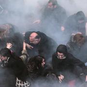 Vattenkanoner används mot demonstranter i Istanbul.