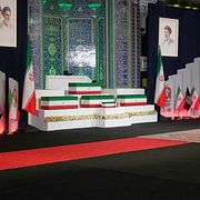 Religiösa ledare visar sin respekt vid kistan.