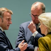 Tysklands förbundskansler Friedrich Merz, Europakommissionens ordförande Ursula von der Leyen och Frankrikes president Emmanuel Macron i Berlin i samband med ett möte strax före jul.