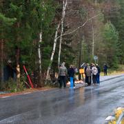  Människor samlas på olycksplatsen.