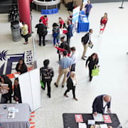 Arbetssökande på en mässa. 