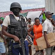 Folk köar vid en polisstation som gjorts om till nödboende för internflyktingar i Port-au-Prince. Arkivbild från i maj.