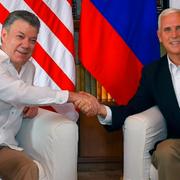 Colombias president Juan Manuel Santos och USA:s vicepresident Mike Pence. 