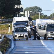 Polisens kriminaltekniker undersöker bilen efter att den kontrollerats av bombteknikerna. 