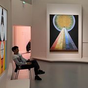 Hilma af Klints tre ”Altarbilder” visas på Grand palais i Paris. De tre målningarna utgör kärnan i hennes serie ”Målningarna till templet” och skildrar den andliga rörelsen mellan det materiella och det gudomliga.