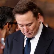 Elon Musk kollar på sin telefon under president Donald Trumps installationsceremoni.