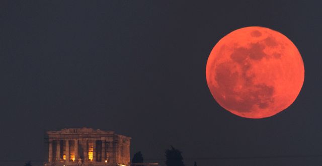 Arkivbild. Superblodmåne över Aten 2018.  Petros Giannakouris / AP