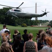 Marine One med president Joe Biden ombord lyfter från Vita huset på fredagen.