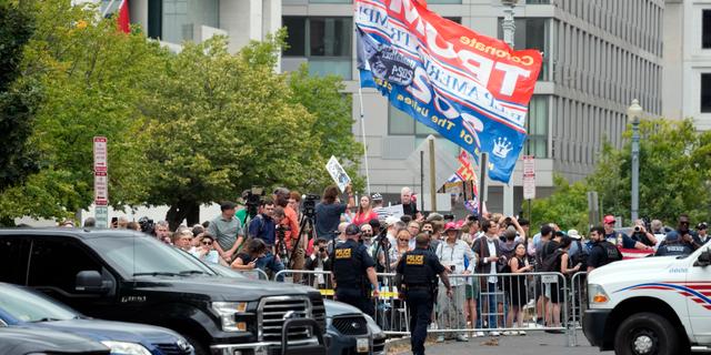 Trump anländer till domstolen i Washington DC. Alex Brandon / AP