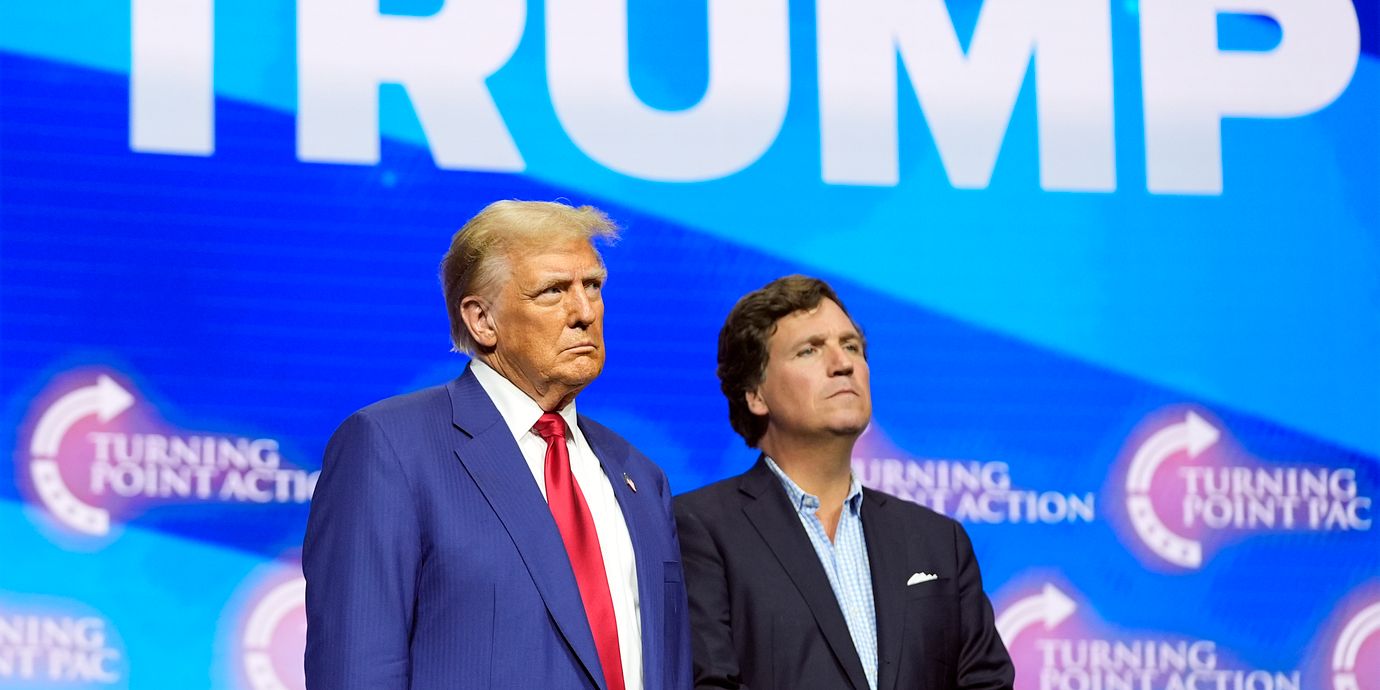 Donald Trump och Tucker Carlson under ett kampanjmöte 2024.