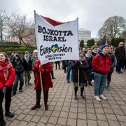 Flaggor och plakat vid en demonstration utanför Stadshuset i Malmö på onsdagen i samband med att kommunstyrelsen behandlar ett medborgarförslag gällande att stoppa Israels medverkan i Eurovision. Bakom demonstrationen står medborgarinitiativet ”Ingen Eurovision i Malmö med Israels deltagande”.