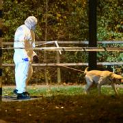 Polisens tekniker på plats vid brottsplatsen i Malmö där kvinnan hittades död.