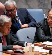 Guterres och Lavrov intill varandra under mötet i säkerhetsrådet. John Minchillo / AP