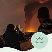 Oljedepå i Teheran står i lågor. Bilden togs i lördags.