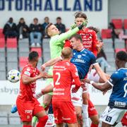 Halmstads Filip Schyberg (blått) nickar in 1-0-målet förbi Värnamos målvakt Hugo Keto.