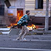 En man som rusar från en rysk drönarattack mot Kyjiv.
