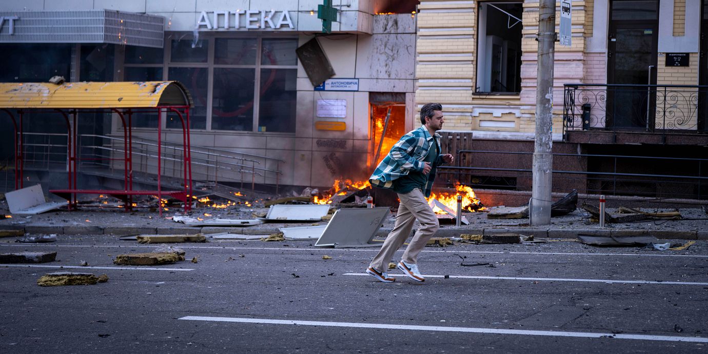 En man som rusar från en rysk drönarattack mot Kyjiv.