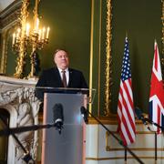 Mike Pompeo och Dominic Raab under presskonferensen. 