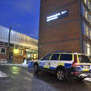 Polis på plats utanför Enskede gårds Gymnasium i södra Stockholm i december 2017.