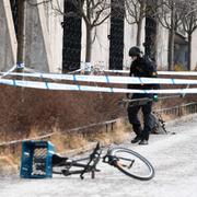 Polisen undersöker det avspärrade område vid tunnelbanestationen Vårby Gård i södra Stockholm.