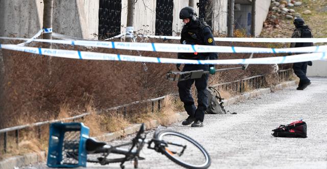 Polisen undersöker det avspärrade område vid tunnelbanestationen Vårby Gård i södra Stockholm. Henrik Montgomery/TT / TT NYHETSBYRÅN