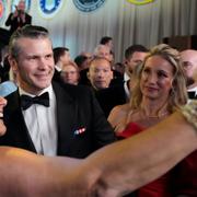 Pete Hegseth, med hustrun Jennifer Rauchet till höger, hamnade på selfies under Trumps installationsbal.