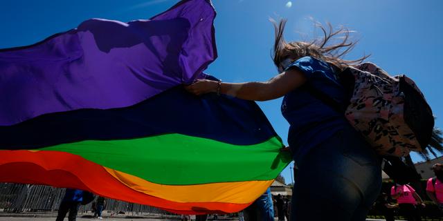 Utanför Chiles parlament har HBTQ-manifestationer ägt rum sedan i november.  Esteban Felix / TT NYHETSBYRÅN