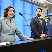 Simona Mohamsson (L) och Jimmie Åkesson (SD) på dagens pressträff.