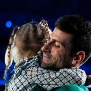 Novak Djokovic kramar om sin dotter efter segern.