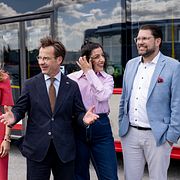 Energi- och näringsminister Ebba Busch (KD), statsminister Ulf Kristersson (M), utbildnings- och integrationsminister Simona Mohamsson och partiledare Jimmie Åkesson (SD), under en pressträff om en nyhet kopplad till kollektivtrafiken på Charlottendal bussdepå i Gustavsberg.