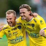 Falkenbergs Tobias Englund och Carl Johansson jublar efter matchen. 