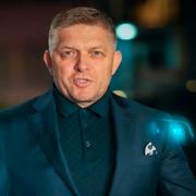 Robert Fico på väg till sitt partis högkvarter Darko Bandic / AP