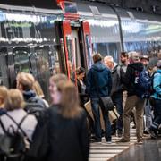 Passagerare på väg av och på ett Öresundståg vid perrongen på Malmö C.