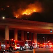 Brandstation med skogsbrand i bakgrunden, Los Angeles, USA den 23 januari 2025.