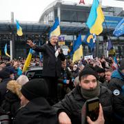 Porosjenko talar till folk på flygplatsen i Kiev.