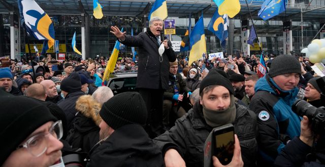 Porosjenko talar till folk på flygplatsen i Kiev. Efrem Lukatsky / AP