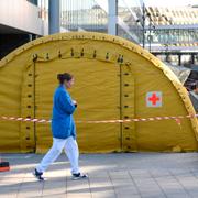 Utanför Karolinska sjukhuset i Solna.