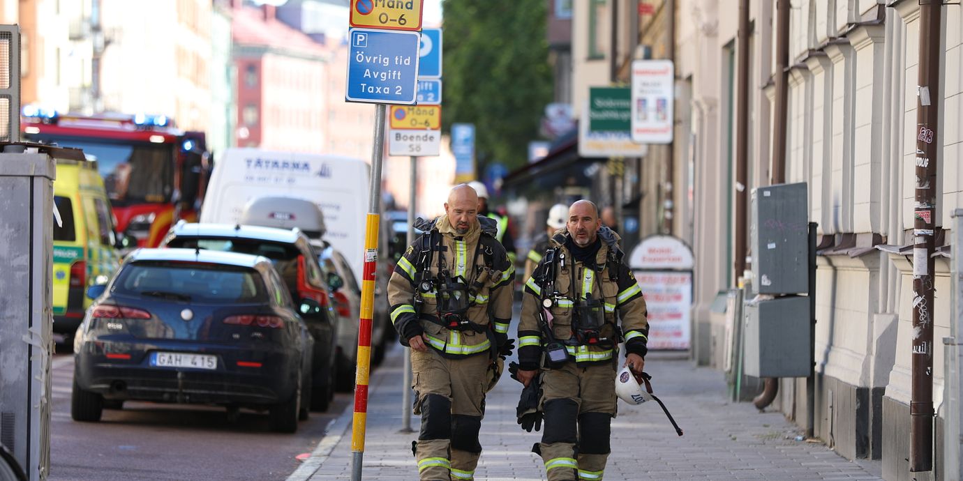 Två brandmän på Södermalm i Stockholm.