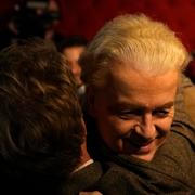 Geert Wilders kramar anhängare efter att de preliminära valresultaten meddelats i natt. 