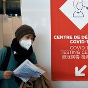 En resenär från Kina vid teststation på Charles de Gaulle i Paris.