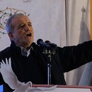 Irans president Masoud Pezeshkian håller tal. Arkivbild.
