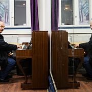Minus sju grader i Stockholm eller under nollan i Malmö. Kriterierna för när EU-migranter erbjuds akutboende i landets kommuner varierar. Sofielunds Folkets Hus i Malmö håller nattöppet för EU-migranter när det är kallt ute. Ilia, 44 år från Rumänien provar ett piano i ett av rummen som ev fungerar som provisorisk sovsal.