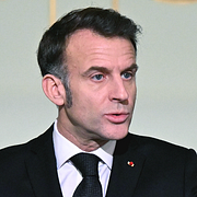 Frankrikes president Emmanuel Macron och en bild på Quentin Deranque.