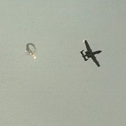 Ett amerikanskt flygplan av typen A10 Warthog – samma modell som sköts ned över Iran på fredagen – släpper motmedel vid ett tidigare uppdrag.